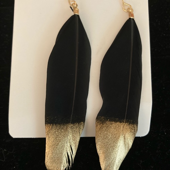 Black and Gold feather drop Earring - Picture 2 of 3